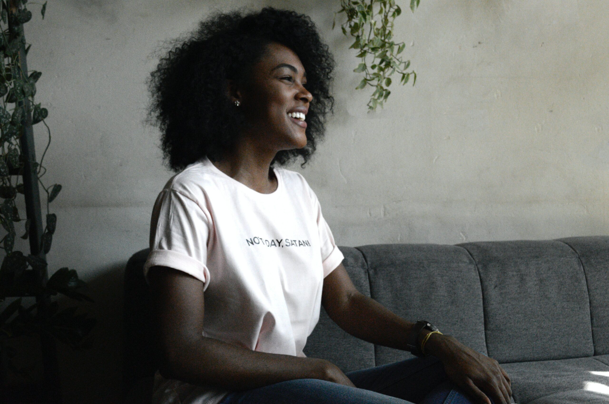 disruptivo-DokE5D4GbDk-unsplash woman on couch